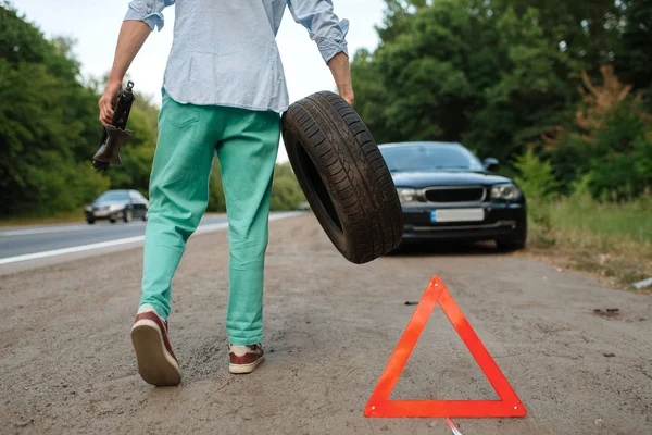 车坏了 人把多余的轮胎 汽车故障或车辆故障 公路上汽车轮胎爆胎故障 — 图库照片