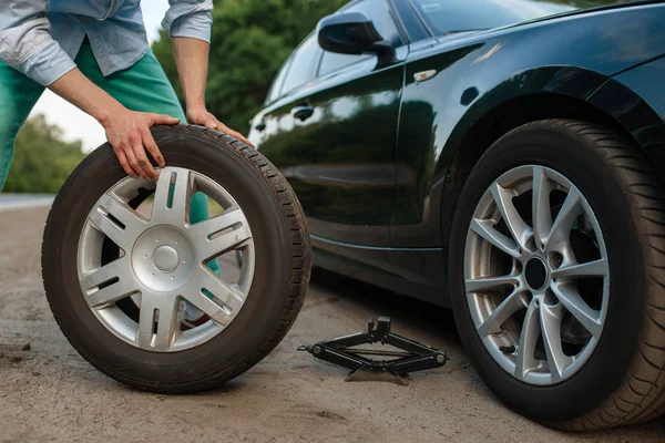 Autóbaleset Ember Pótkereket Tesz Törött Autó Vagy Probléma Járművel Probléma — Stock Fotó