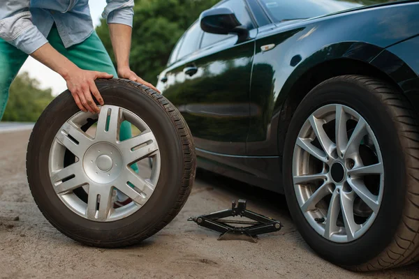 Auto Porouchalo Člověk Dal Náhradní Pneumatiku Rozbitý Automobil Nebo Problém — Stock fotografie