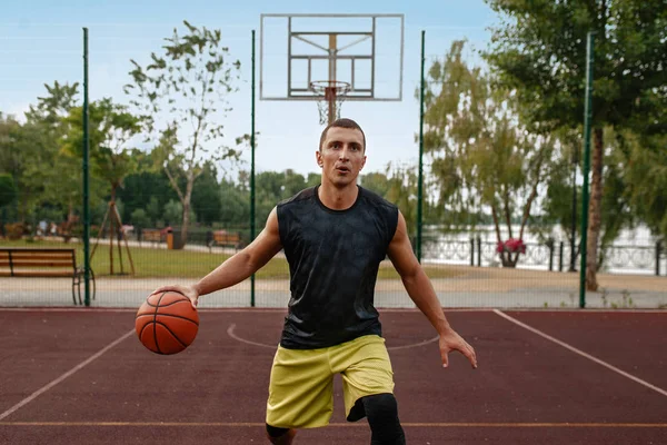 Jugador Baloncesto Con Pelota Movimiento Cancha Aire Libre Atleta Masculino — Foto de Stock
