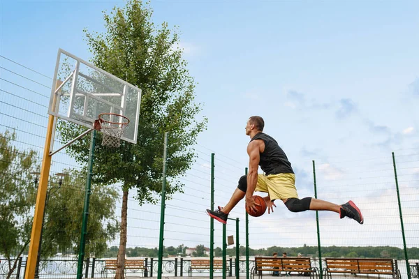 Pemain Basket Melempar Bola Menembak Saat Melompat Lapangan Terbuka Atlet — Stok Foto