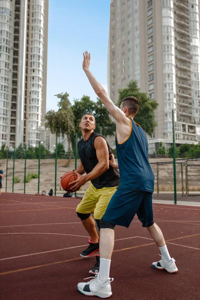 Two Basketball Players Work Out Tactics Outdoor Court Male Athletes — Stock Photo, Image