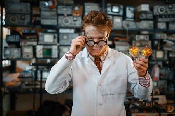 奇怪的工程师在实验室里拿着电灯 背景下的电气测试工具 实验室设备 工程车间 — 图库照片