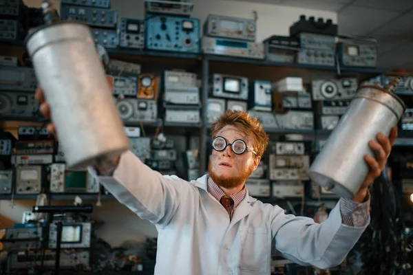 Dziwny Naukowiec Trzyma Rękach Urządzenia Radiacyjne Niebezpieczny Test Laboratorium Elektryczne — Zdjęcie stockowe