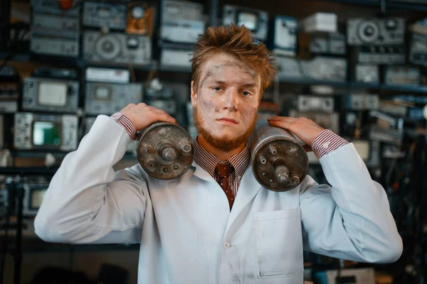 Vreemde Wetenschapper Houdt Stralingsapparatuur Zijn Handen Gevaarlijke Test Het Laboratorium — Stockfoto