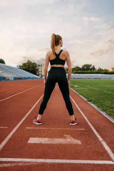 スポーツウェアの女性ジョガー スタジアムでのトレーニング 屋外アリーナで実行する前に運動をストレッチ女性 — ストック写真