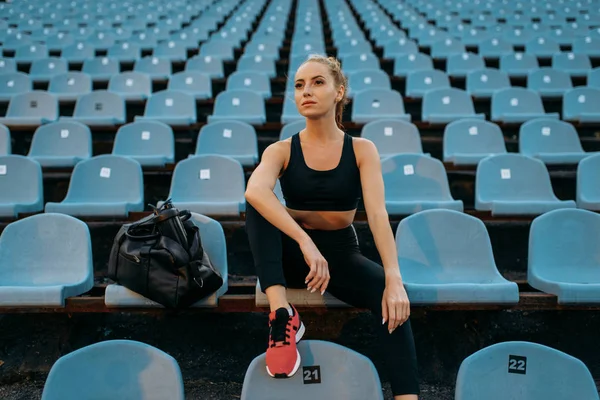 Kvinnlig Joggare Sportkläder Sittande Tribun Träning Stadion Kvinna Som Stretchar — Stockfoto