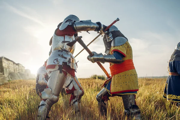 Cavalieri Medievali Armatura Caschi Combattono Con Spada Ascia Armatura Antico — Foto Stock