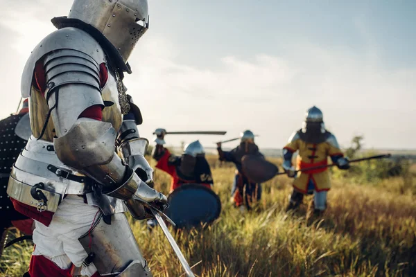 Zırhlı Miğferli Ortaçağ Şövalyeleri Kılıç Baltayla Savaşırlar Büyük Savaş Zırhlı — Stok fotoğraf