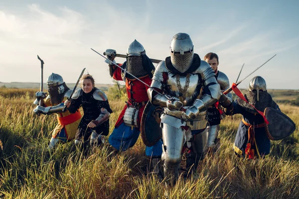 Μεσαιωνικοί Ιππότες Πανοπλίες Και Κράνη Πολεμούν Σπαθί Και Τσεκούρι Μεγάλο — Φωτογραφία Αρχείου