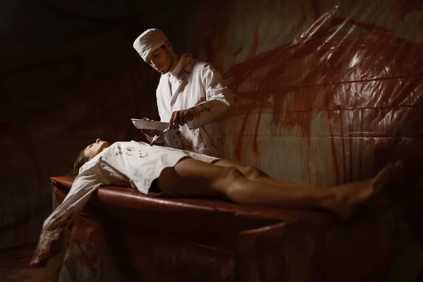 Deli Psikiyatrist Manyak Kadın Hastaya Kesik Atıyor Akıl Hastanesinin Bodrumunda — Stok fotoğraf