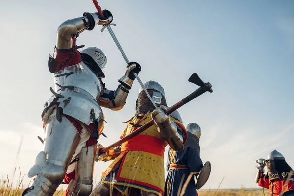 Caballeros Medievales Armadura Cascos Luchan Con Espada Hacha Gran Batalla —  Fotos de Stock