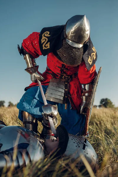 Średniowieczny Rycerz Zbroi Kaskach Przyłożył Miecz Gardła Przeciwnika Wielki Turniej — Zdjęcie stockowe