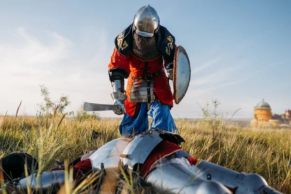 Cavalerul Medieval Armură Căști Pus Sabia Gâtul Adversarului Său Blindate — Fotografie, imagine de stoc