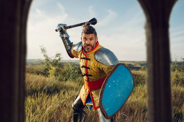 Ortaçağ Şövalyesi Kalenin Karşısında Zırhlı Poz Veriyor Büyük Bir Turnuva — Stok fotoğraf