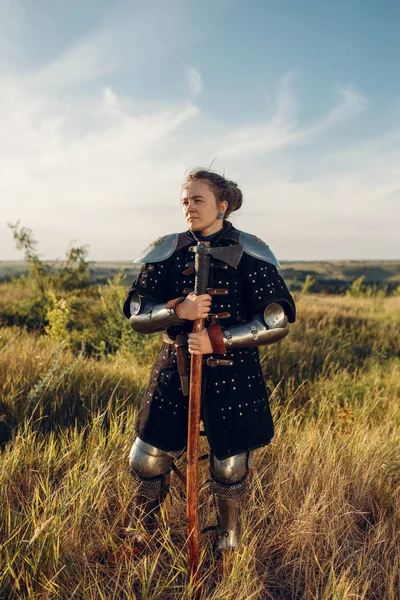 Mittelalterliche Ritterin Posiert Rüstung Gegenüber Der Burg Großes Turnier Gepanzerte — Stockfoto