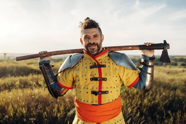 中世纪骑士拿着斧头在城堡对面的盔甲上摆好姿势 展开了一场伟大的战斗 装甲古代战士在战场上摆姿势 — 图库照片