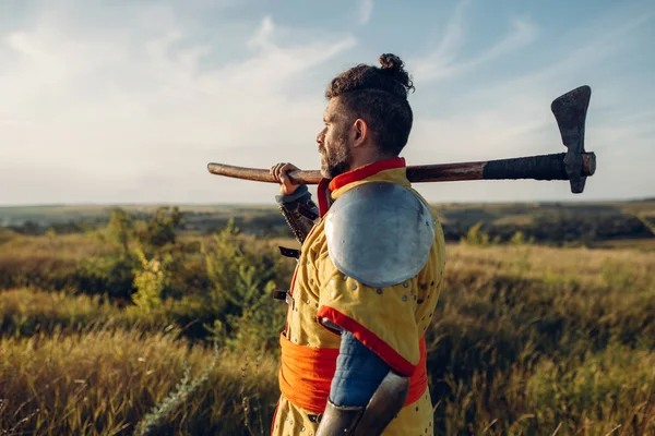 Caballero Medieval Con Hacha Posa Armadura Frente Castillo Gran Combate — Foto de Stock