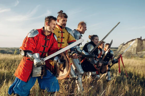 Cavaleiros Medievais Armadura Capacetes Uma Fileira Antes Batalha Armado Antigo — Fotografia de Stock