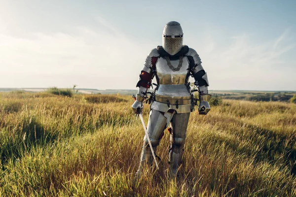 Ritter Rüstung Und Helm Hält Schwert Gepanzerte Antike Krieger Rüstungen — Stockfoto