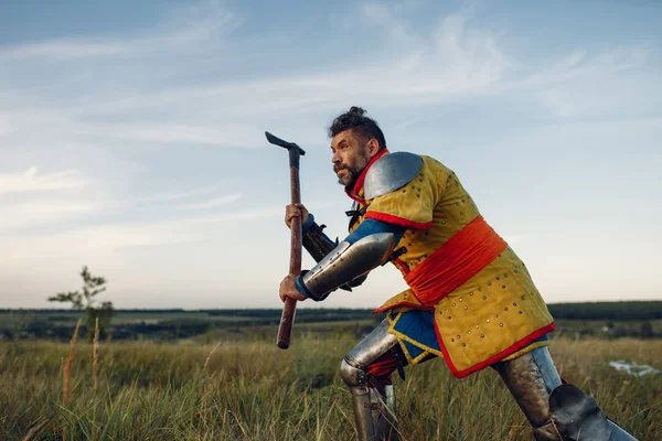 Alter Mittelalterlicher Ritter Rüstung Hält Axt Großes Turnier Gepanzerte Antike — Stockfoto