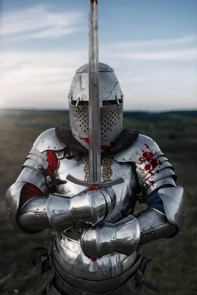 Zırhlı Miğferli Bir Ortaçağ Şövalyesi Kılıçla Poz Veriyor Büyük Bir — Stok fotoğraf