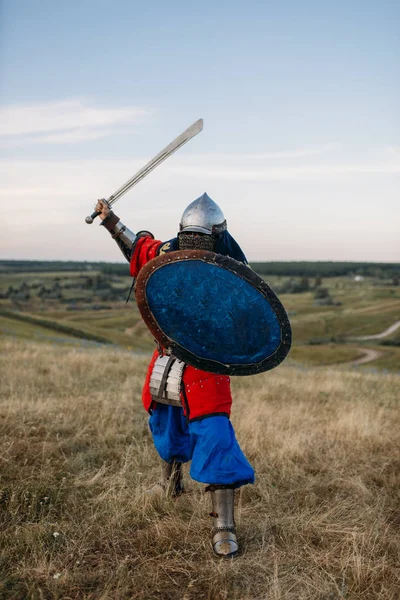 Cavaliere Medievale Con Spada Posa Armatura Grande Combattente Antichi Guerrieri — Foto Stock