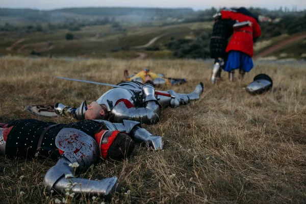 Ranni Średniowieczni Rycerze Zbroi Patrzą Zmarłych Wielkiej Bitwie Opancerzony Starożytny — Zdjęcie stockowe