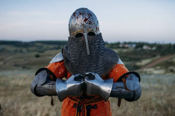 Chevalier Médiéval Armure Métallique Tient Épée Grande Bataille Guerrier Blindé — Photo