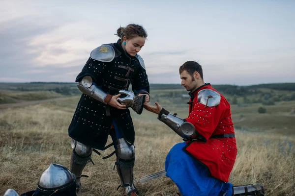 Mittelalterlicher Ritter Hilft Seinem Freund Rüstung Anzulegen Großes Turnier Gepanzerte — Stockfoto