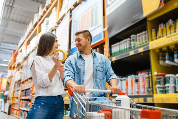 Casal Com Carrinho Compra Materiais Construção Loja Ferragens Clientes Olham — Fotografia de Stock