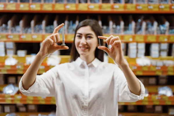 Vrouwelijke Klant Kiezen Tikken Schroef Hardware Winkel Koper Kijken Naar — Stockfoto