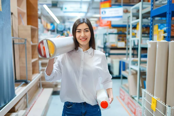 Verbraucherinnen Kaufen Tapeten Baumarkt Kunden Schauen Sich Die Waren Baumarkt — Stockfoto