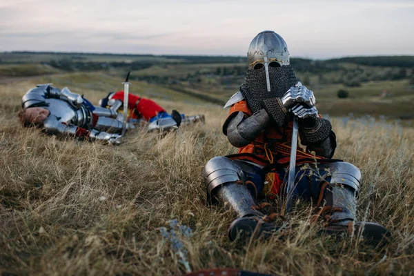 Zırhlı Miğferli Bir Ortaçağ Şövalyesi Büyük Bir Savaştan Sonra Yerde — Stok fotoğraf