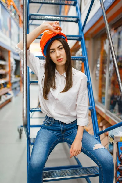 Cliente Mujer Casco Sentado Las Escaleras Ferretería Comprador Mira Las —  Fotos de Stock