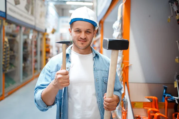 Ein Männlicher Käufer Mit Weißem Helm Hält Zwei Hämmer Baumarkt — Stockfoto