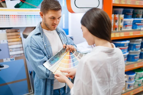 Pareja Joven Eligiendo Paleta Colores Ferretería Los Clientes Masculinos Femeninos — Foto de Stock