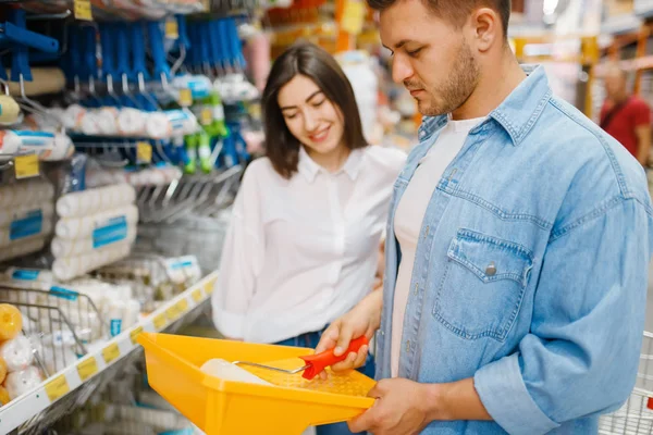 Jong Stel Kiest Plaat Schilderen Ijzerwinkel Mannelijke Vrouwelijke Klanten Bekijken — Stockfoto