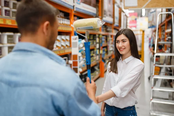 Jong Stel Koopt Reparatietools Een Ijzerwinkel Mannelijke Vrouwelijke Klanten Bekijken — Stockfoto