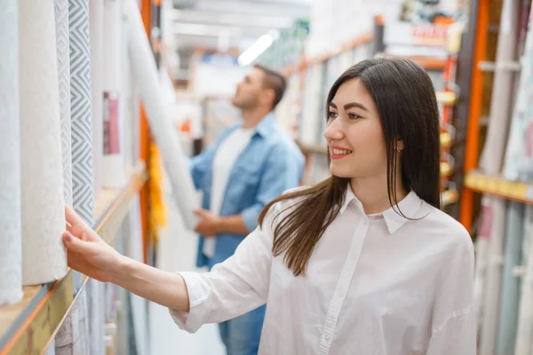 Casal Jovem Comprando Wallcovering Loja Ferragens Clientes Masculinos Femininos Olham — Fotografia de Stock