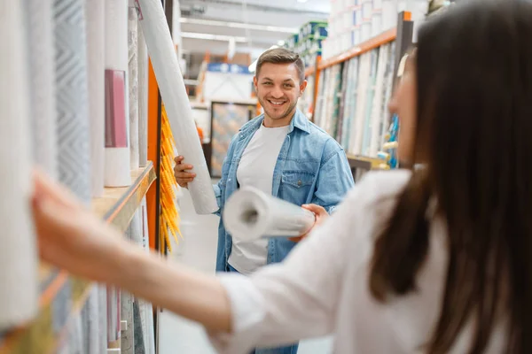 Pareja Joven Comprando Tapices Ferretería Los Clientes Masculinos Femeninos Miran — Foto de Stock