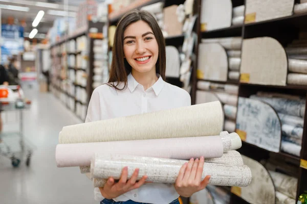 Hırdavatçıda Duvar Kağıtlarını Seçen Bir Kadın Müşteri Alıcı Dükkandaki Mallara — Stok fotoğraf
