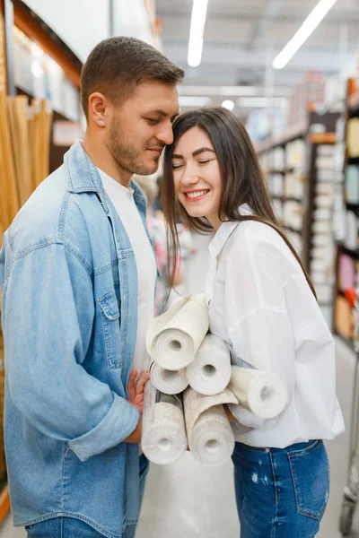 Casal Jovem Escolhendo Wallcovering Loja Ferragens Clientes Masculinos Femininos Olham — Fotografia de Stock