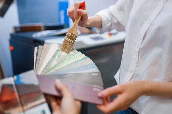 Female Customer Choosing Color Hardware Store Buyer Look Goods Diy — Stock Photo, Image