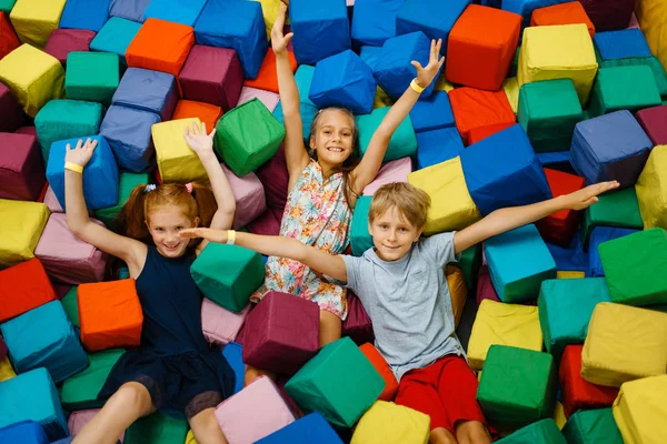 Gelukkige Kinderen Liggen Zachte Blokjes Speeltuin Uitgaanscentrum Speeltuin Binnen Speelkamer — Stockfoto