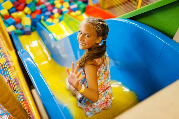 Menina Montando Plástico Crianças Slide Playground Centro Entretenimento Área Jogo — Fotografia de Stock