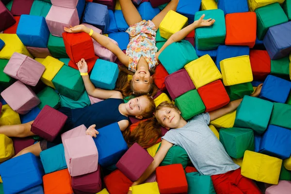 Gelukkige Kinderen Liggen Zachte Blokjes Speeltuin Uitgaanscentrum Speeltuin Binnen Speelkamer — Stockfoto