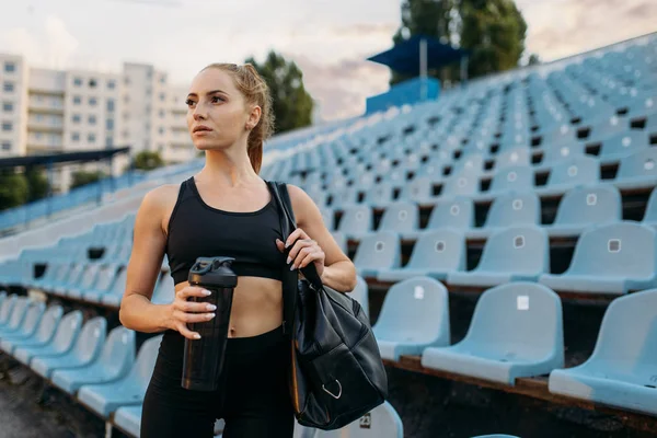 Biegaczka Stroju Sportowym Trybunie Trening Stadionie Kobieta Robi Ćwiczenia Rozciągające — Zdjęcie stockowe
