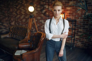 Katı giyinmiş iş kadını stüdyoda poz veriyor, eski moda, gangster tarzı, mafya tarzı..