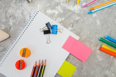 Ofis malzemeleri, not defteri kırtasiyede masanın üstünde, kimse yok. Dükkanda çeşitli eşyalar, çizim ve yazım için aksesuarları, okul ekipmanları